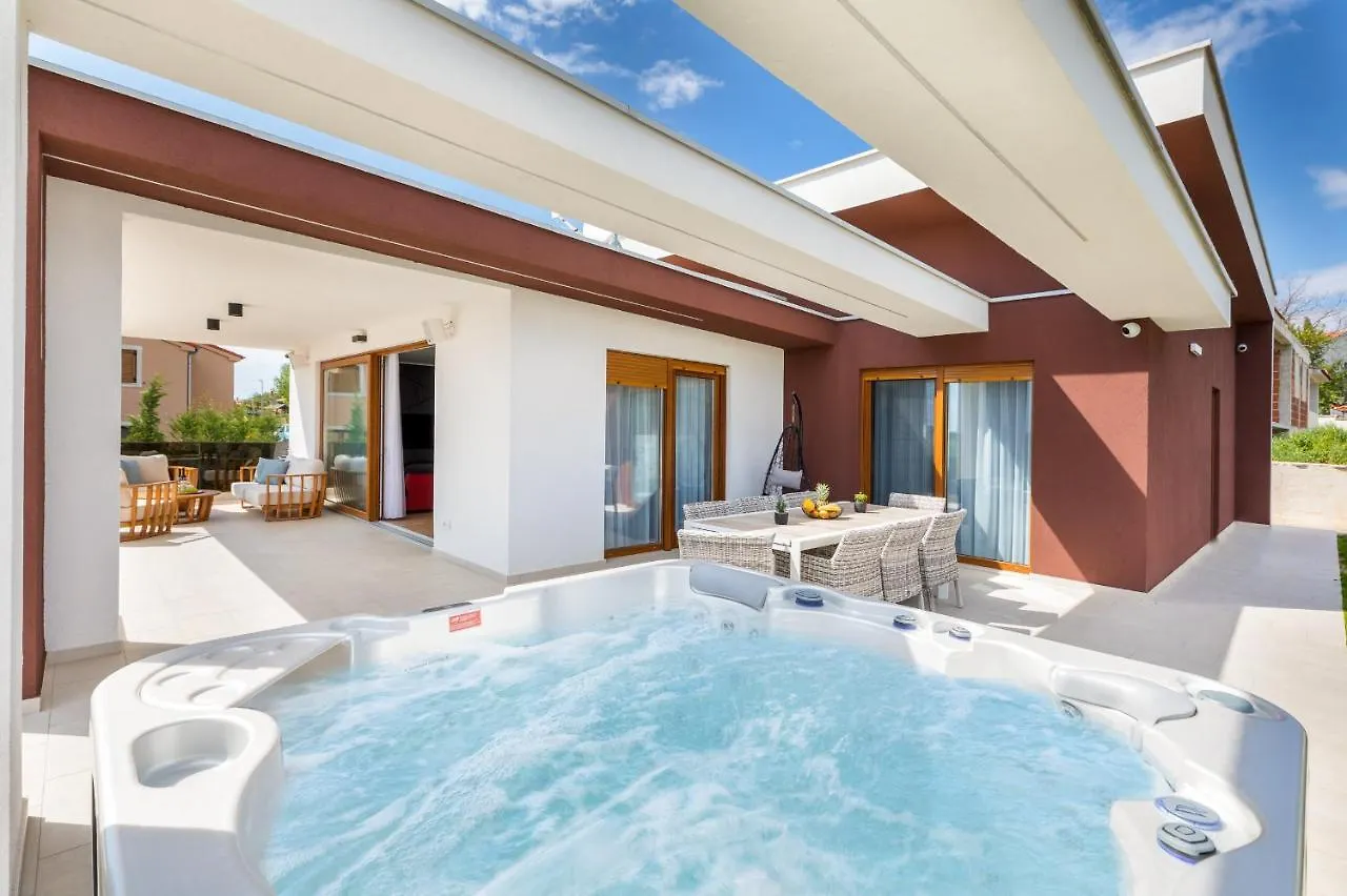 Villa Grofica - Luxury And Romance With Heated Pool, Jacuzzi, Tavern And Proximity To The Sea, Pula - Istria
